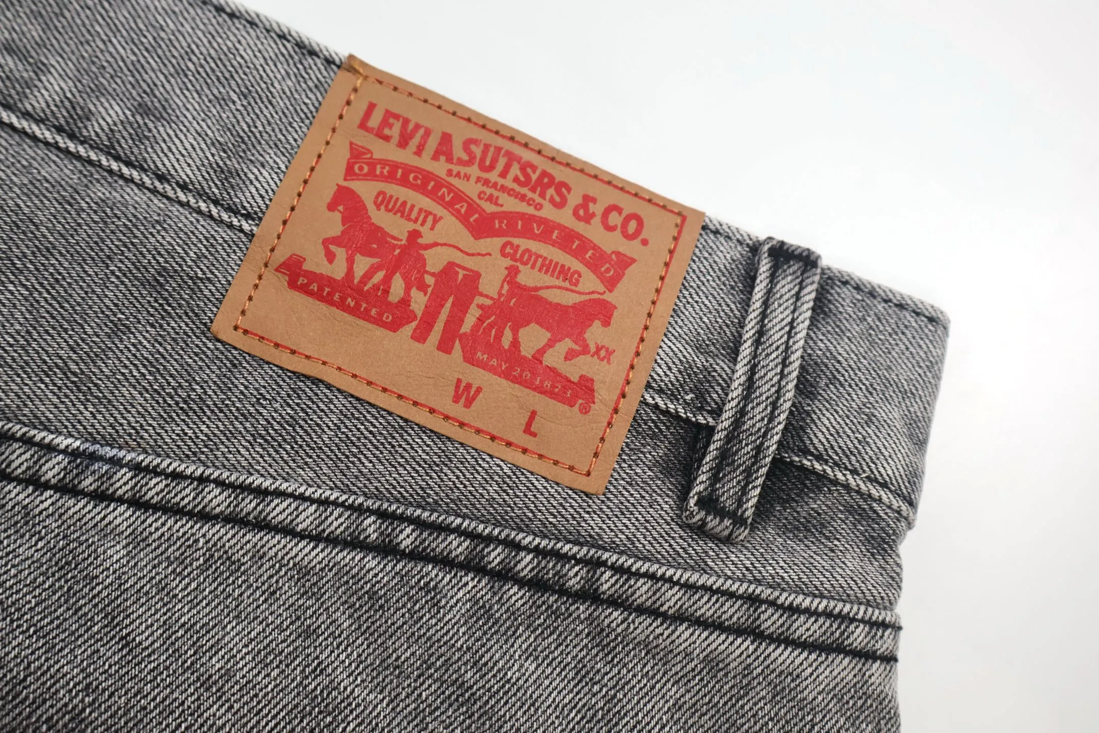 🅿️800 [Exclusive supply] CH Crow Heart Cow King jeans (grey), using genuine levis502 as the base plate, purchased the original version at 5W, heavily washed, frayed and distressed, customized cowhide cross, dyed and fixed to prevent color fading. Fully right-angle fit hand embroidery thread, a total of 5 small silver nails on the whole body, 1 silver medal, 5 Cross Scout flower buttons. The silver content is 85%. It is not made of 925 silver because the silver content is too high and it will easily turn black and oxidize, which affects the appearance. The printing adopts the garment screen water slurry printing process. Size:32/34/36/38